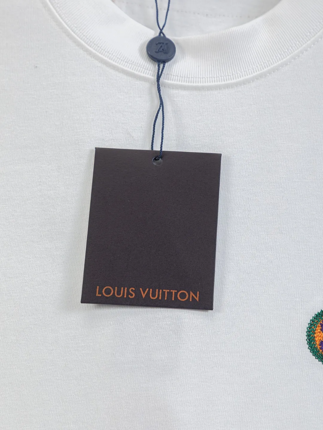🅿️190 Louis Vuitton 1V LV lv micro-wide version S-XL LV 26ss new products are available at the counter simultaneously. Multiple craftsmanship. Colorful 🍀four-leaf clover🪡embroidery on the chest. Straight color four-leaf clover🍀🪡embroidered logo on the back. Round neck short-sleeved T-shirt, same style for men and women! Consigned to one-to-one creation. Synchronized with the official website, pure cotton fabrics at the counter! It is close to the skin and comfortable, durable and easy to wear. It has a classic and simple logo design and meticulous original craftsmanship. Short-sleeves, a must-have item for men, do not appear to be the same for the general public, but must be unique and eye-catching. This LV short-sleeve is all about quality, comfort, the same shape and fashion as always, including fabrics and cutting techniques. All of them have been made with great effort! 320 grams of washed pure cotton fabric, pure cotton is breathable, very refreshing and comfortable for daily wear. The rib knitting on the neckline is smooth and tight, and the neckline will not be skewed if you toss it at will. The loose version, you will find that it looks really good on the upper body. The overall is minimalist and neat, super versatile for daily use! Pair it casually with a pair of pants for a youthful look. A T-shirt will make your outfit crazy. It is a fashionable item that can never go wrong! Color: Black White Size: S-XL Size chart: S: Shoulder width 50-Bust 56-Length 70 M: Shoulder width 52-Bust 57-Length 72 L: Shoulder width 54-Bust 59-Length 74 XL: Shoulder width 56-Bust 62-Length 76